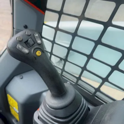 2025 Bobcat T76 thumbnail