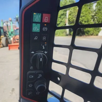 2023 Bobcat T64 thumbnail