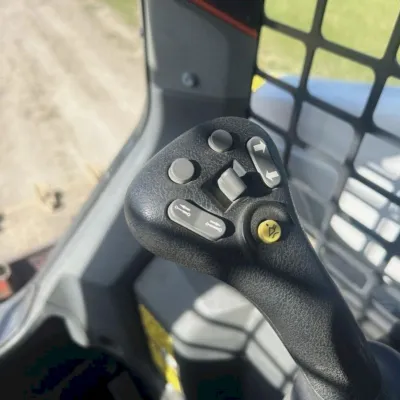 2021 Bobcat T64 thumbnail