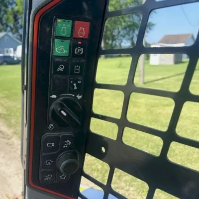 2021 Bobcat T64 thumbnail