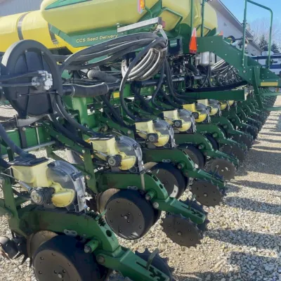 2014 John Deere DB60 Planter thumbnail