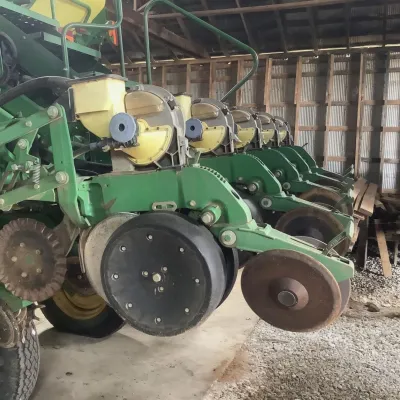 2012 John Deere 1790 Planter thumbnail