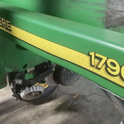 2012 John Deere 1790 Planter thumbnail