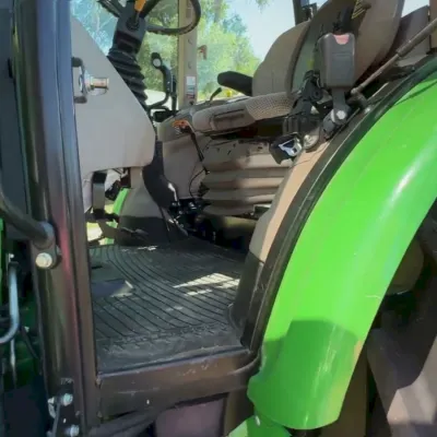 2018 John Deere 6135E thumbnail