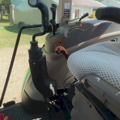 2018 John Deere 6135E thumbnail