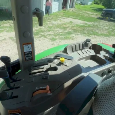 2018 John Deere 6135E thumbnail