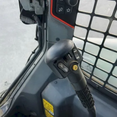 2021 Bobcat T64 thumbnail