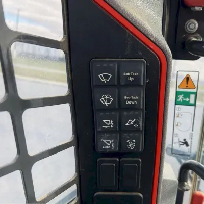 2021 Bobcat T64 thumbnail