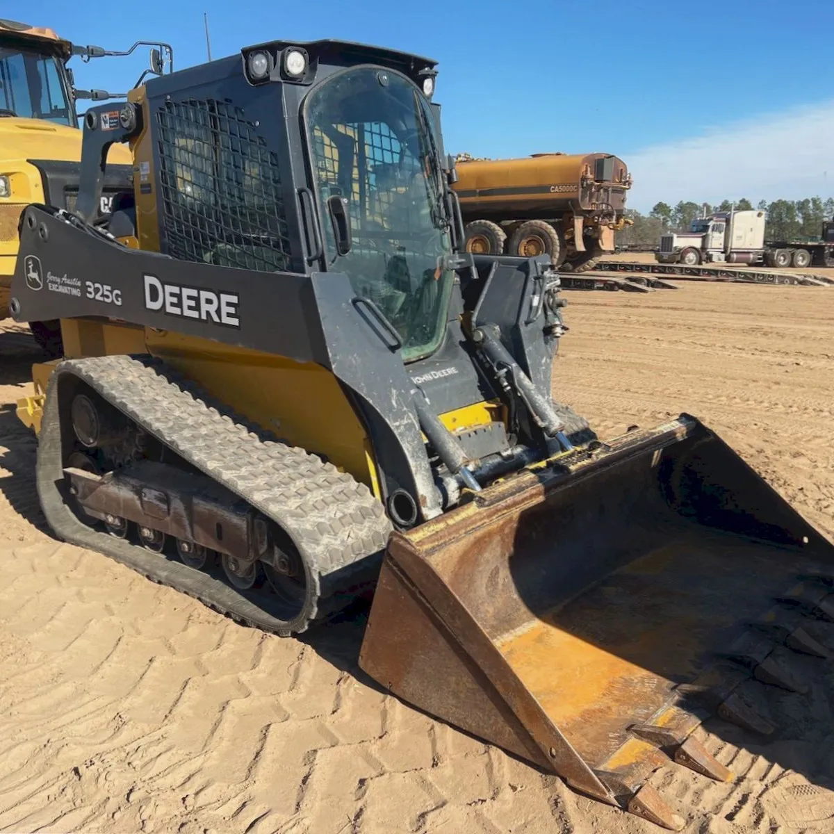 2019 Deere 325G