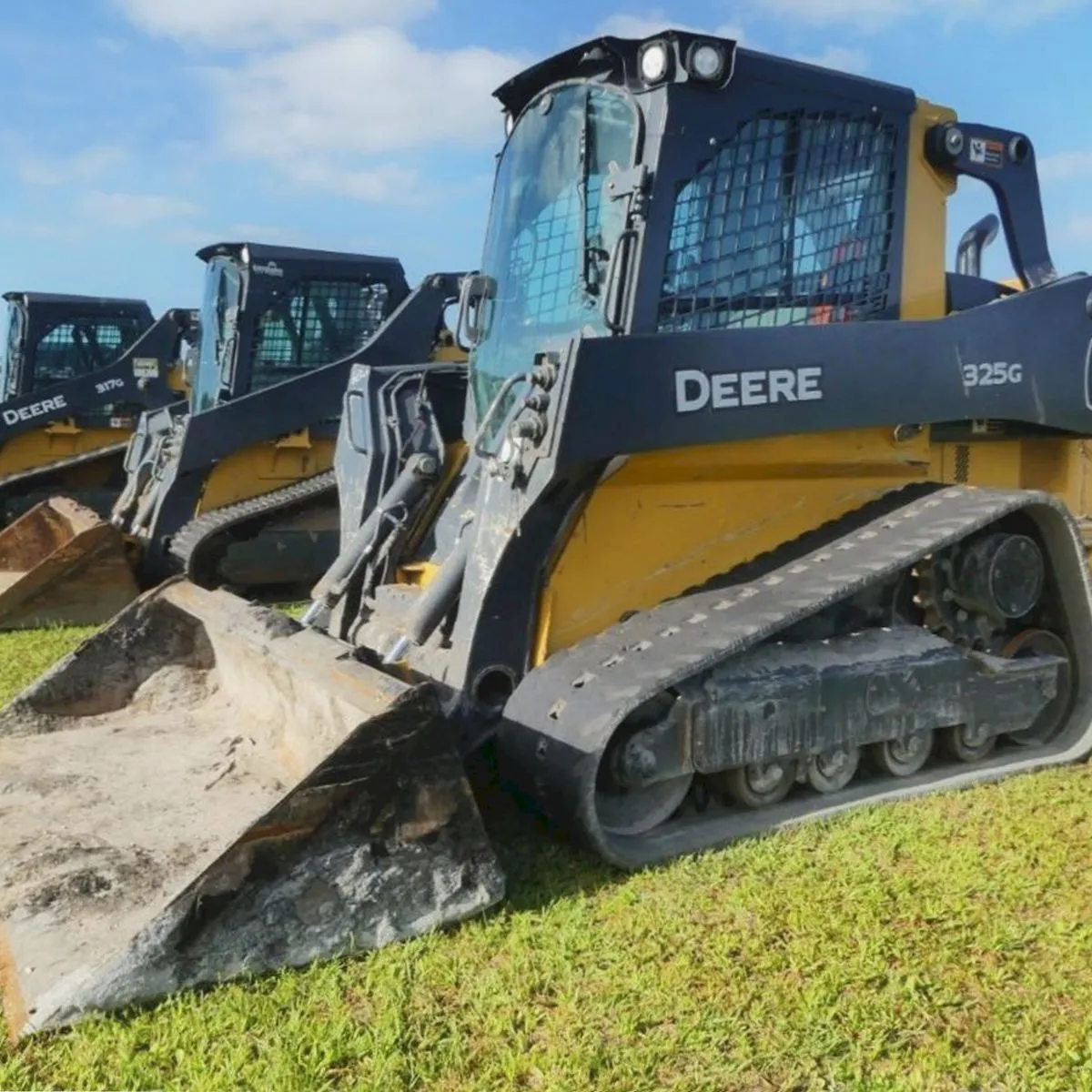 2022 Deere 325G