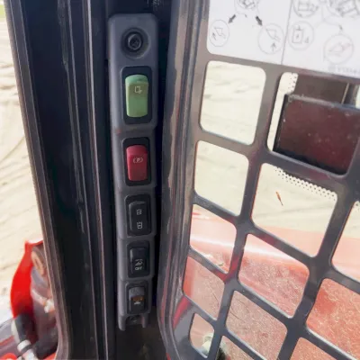 2022 Kubota SSV75 thumbnail